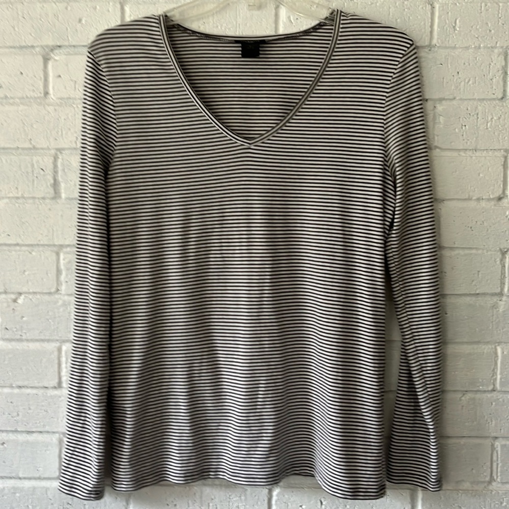 Ann Taylor M Black & White Pinstripe Long Sleeve V Neck Pullover Tee Soft Wash.
